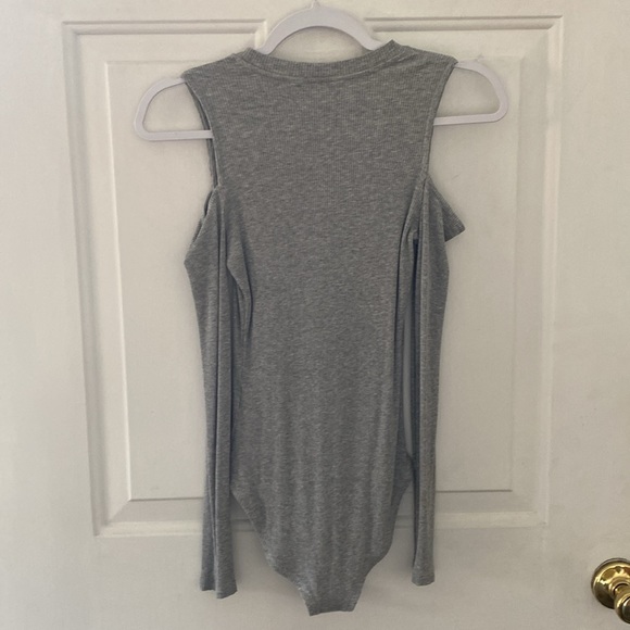 Miss Selfridge Cold Shoulder Gray Ribbed Bodysuit. Size 6 - Picture 6 of 7